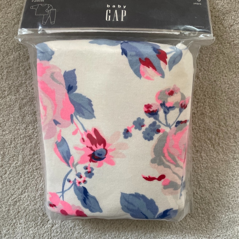 BRAND NEW! Gap floral pajamas size 5T.
